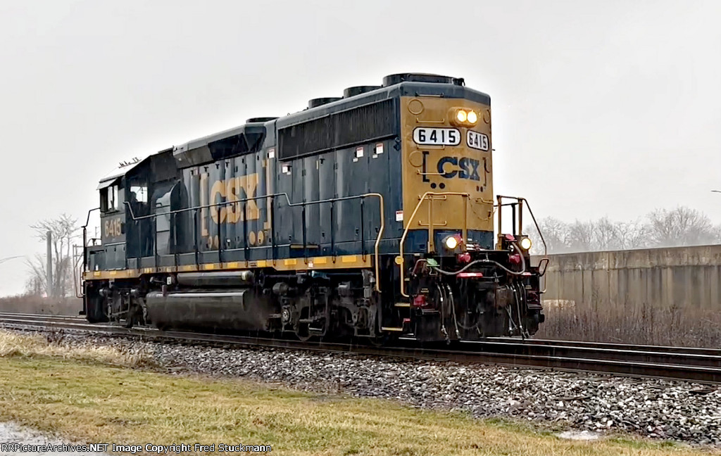 CSX 6415 now heads to CP120 to run around their cars.